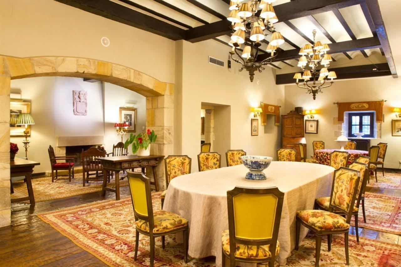 Parador De Santillana Del Mar Exterior foto